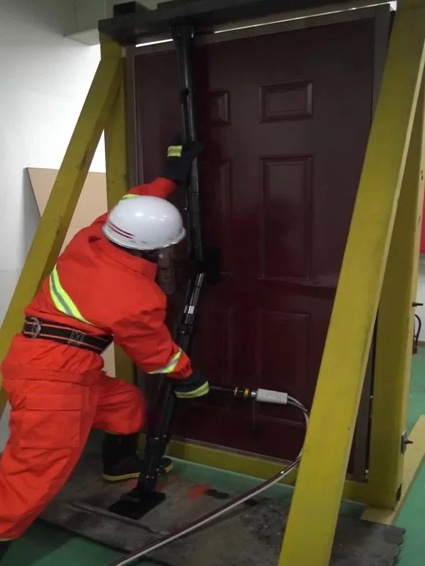 一款可以同時(shí)打開內(nèi)開門和外開門的破門神器！