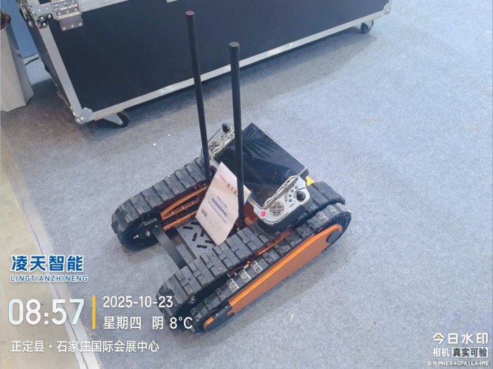 地震搜索機(jī)器人展會(huì)圖片.jpg
